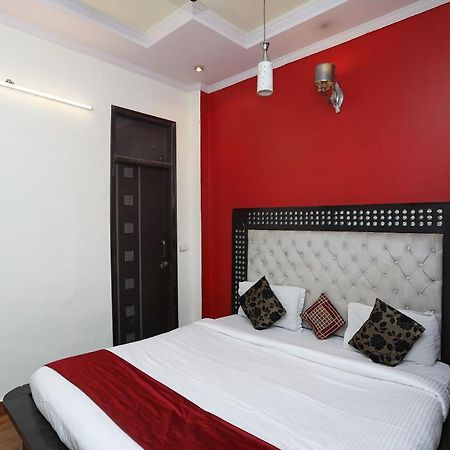 Oyo Stay The Castle Near M2K Cinemas Rohini Nova Deli Exterior foto