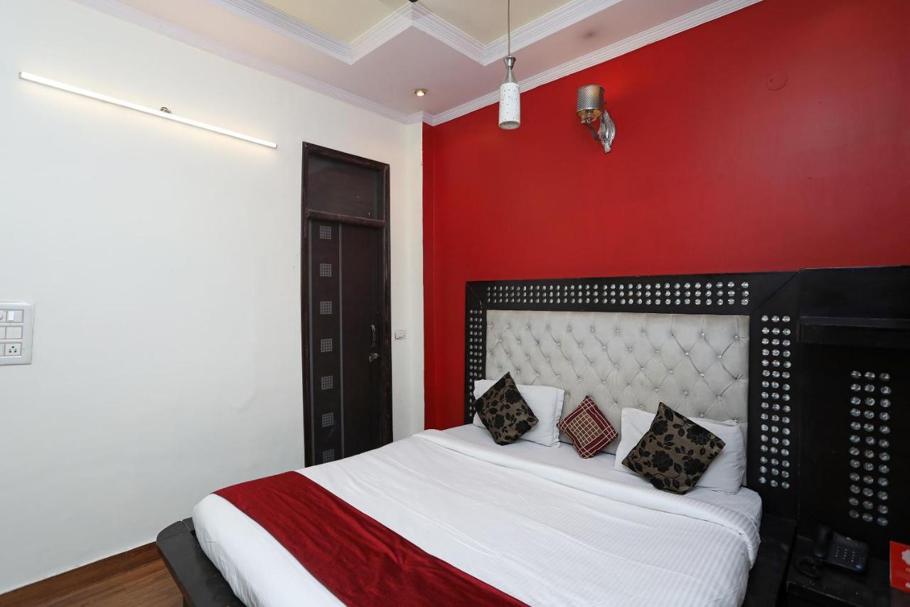 Oyo Stay The Castle Near M2K Cinemas Rohini Nova Deli Exterior foto